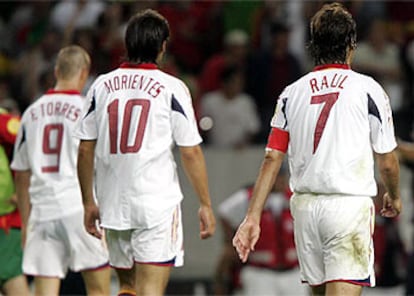 Torres, Morientes y Raúl, tras la derrota de España habiendo marcado dos goles en tres partidos.