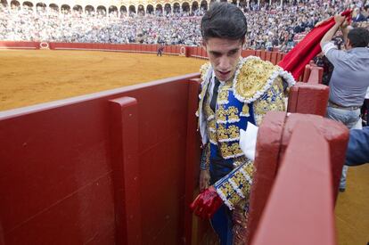 Alejandro Talavante herido en la mano izquierda al entrar a matar.