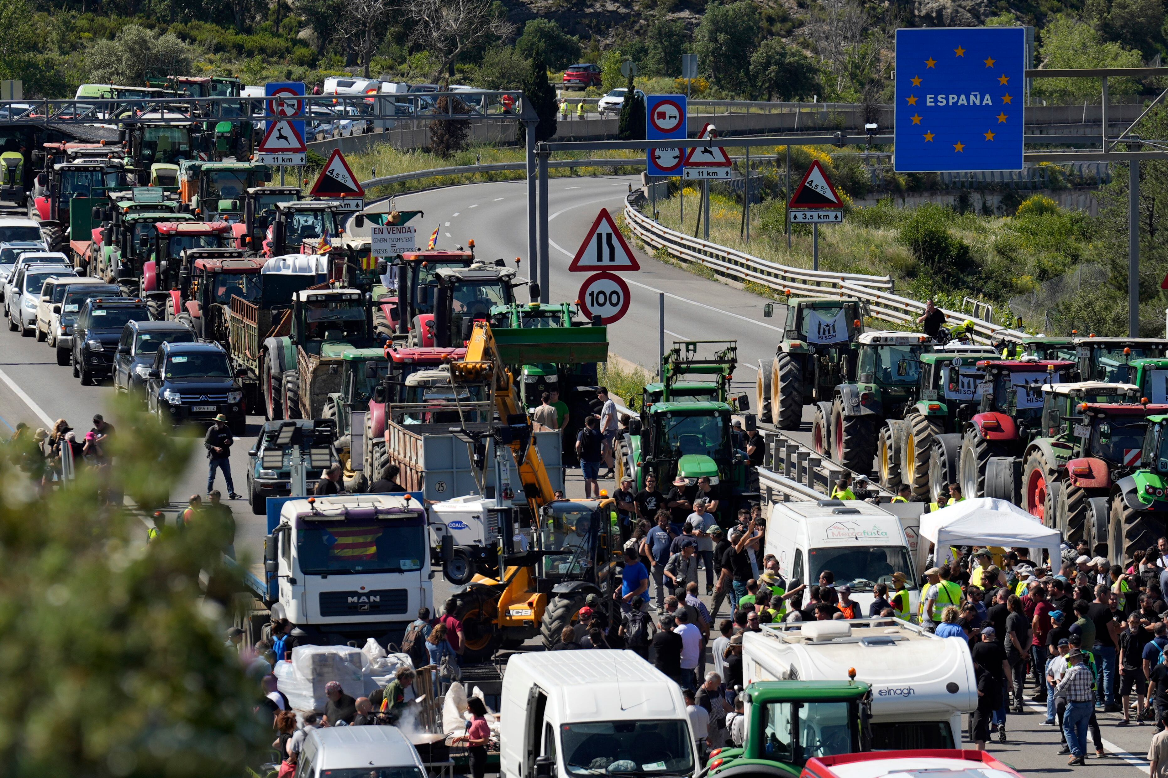 Agricultores bloquean con tractores la autopista AP-7, cerca de la frontera entre Francia y España, en la Junquera (Girona) este lunes.