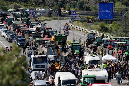 Agricultores bloquean con tractores la autopista AP-7, cerca de la frontera entre Francia y España, en la Junquera (Girona) este lunes.

