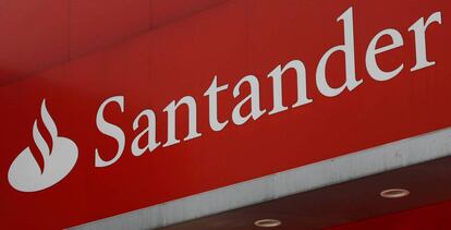 Fachada de una oficina de Banco Santander