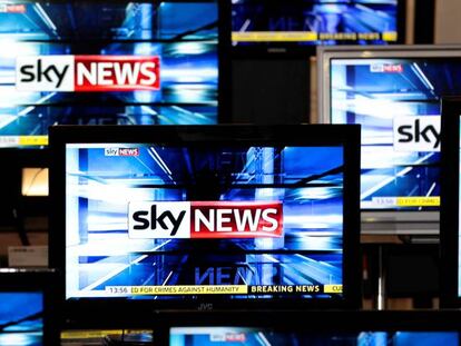 Logo de Sky News en varios televisores