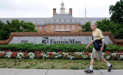 Un viandante comina frente de Fannie Mae