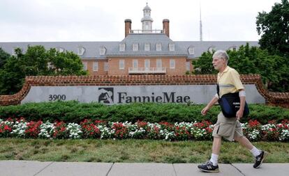 Un viandante comina frente de Fannie Mae 