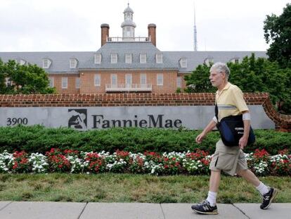 Un viandante comina frente de Fannie Mae 