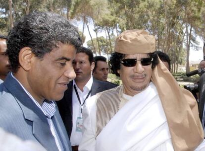 Una fotografía de archivo muestra el dictador libio Muammar Gadafi (d), con su director de la inteligencia militar, Abdulá al Senusi (i), en un lugar de Libia.