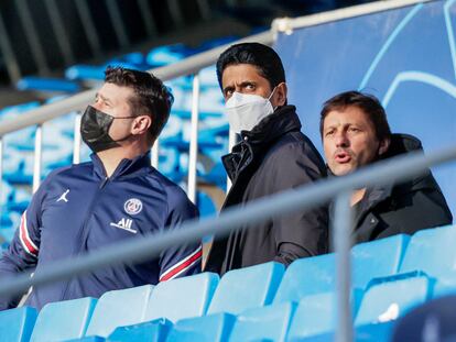 El presidente del Paris Saint-Germain, Nasser Al-Khelaifi, junto a Leonardo y Mauricio Pochettino en el Santiago Bernabéu, el pasado 8 de marzo.