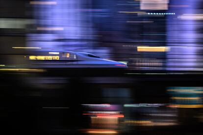 Un Tokaido Shinkansen fotografiado a alta velocidad a su paso por el distrito de Shiodome de Tokio (Japón).