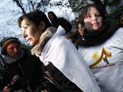 Maryse Cales, vicepresidenta del Colectivo de Ayuda a los Huérfanos de Darfur, pide ayer la puesta en libertad de los detenidos en Chad.