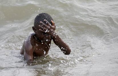 Un niño juega en una de las orilla del lago Tanganyika en la capital de Burundi, Bujumbura.