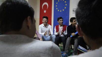 Adolescentes y jóvenes sirios ensayan canciones de su país en un centro social de la Media Luna Roja en Kilis, sostenido con ayudas de la UE