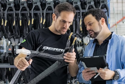 Los hermanos Vitoria en la planta de fabricación de Berria Bike en Villarobledo (Albacete).