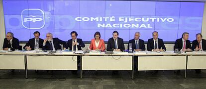 Mariano Rajoy, junto a la secretaria general del PP, María Dolores de Cospedal, y la cúpula del PP durante la última reunión del Comité Ejecutivo Nacional.