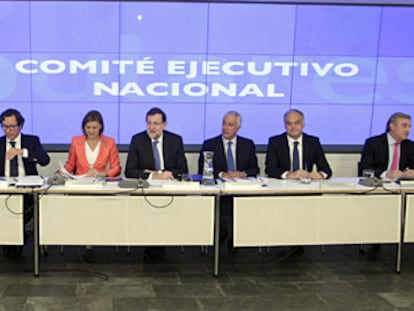 Mariano Rajoy, junto a la secretaria general del PP, María Dolores de Cospedal, y la cúpula del PP durante la última reunión del Comité Ejecutivo Nacional.