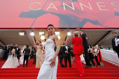 La modelo Adriana Lima posa en la alfombra roja de la proyección de 'Nelyubov'.