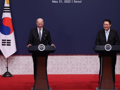 El presidente de EE. UU., Joe Biden (izquierda), y el de Corea del Sur, Yoon Suk-yeol, durante su rueda de prensa en Seúl este sábado