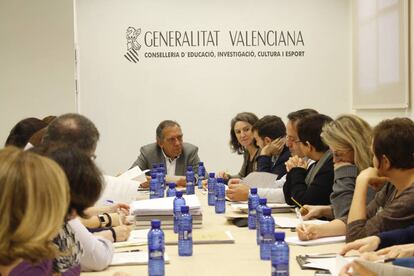El secretario autonómico de Educación, Miguel Soler (al fondo), con los concejales de Valencia María Oliver, Segi Campillo y Vicent Sarrià (a la derecha).
