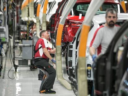 Trabajadores en la planta de Seat en Martorell.