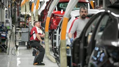 Trabajadores en la planta de Seat en Martorell.