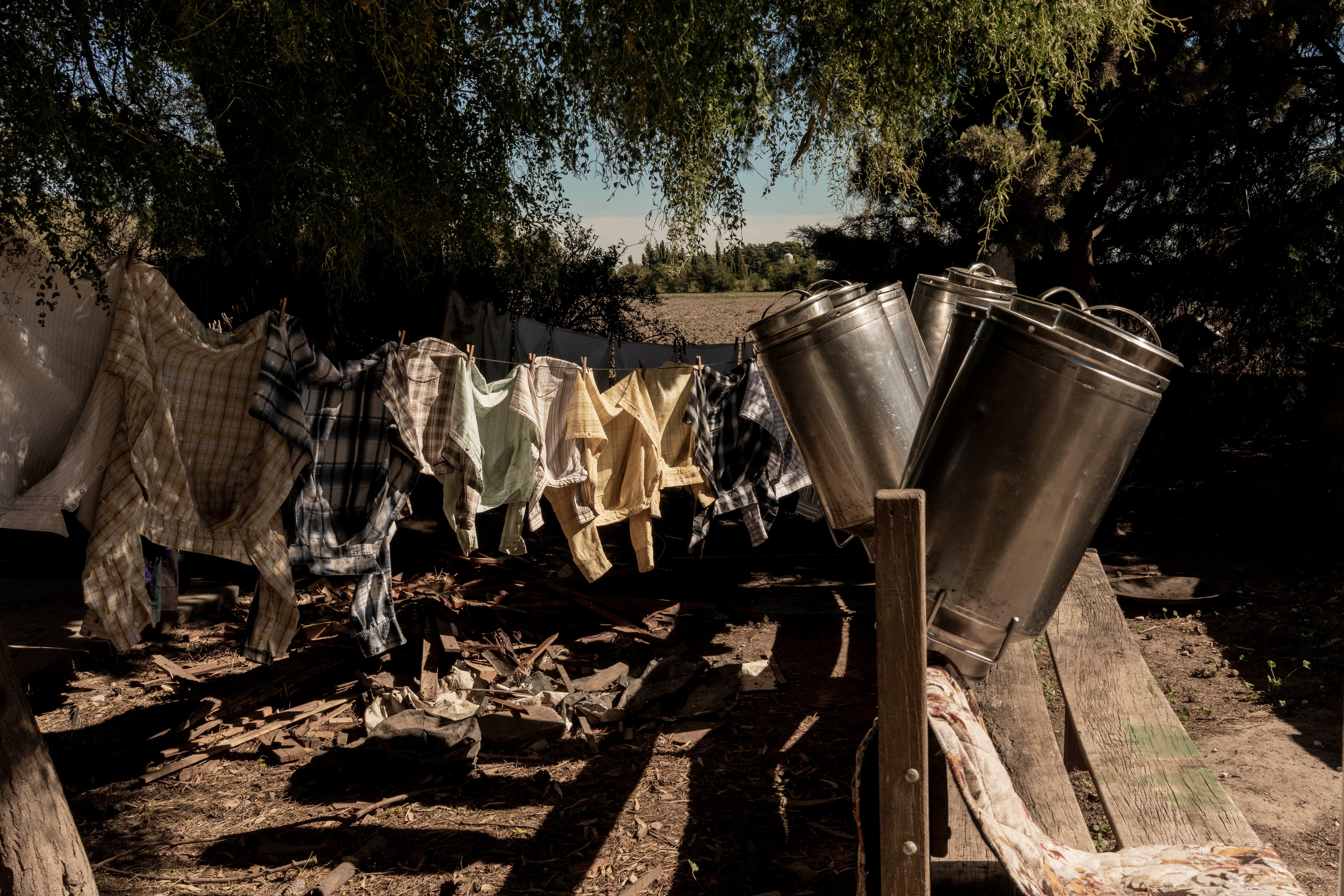 Envases de leche y ropa secandose al sol, en la Colonia La Nueva Esperanza.