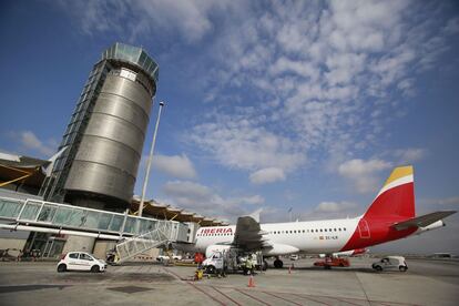 Un avi&oacute;n de Iberia en la Terminal 4 de Barajas