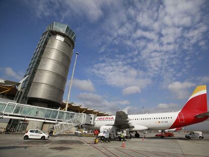 Un avi&oacute;n de Iberia en la Terminal 4 de Barajas