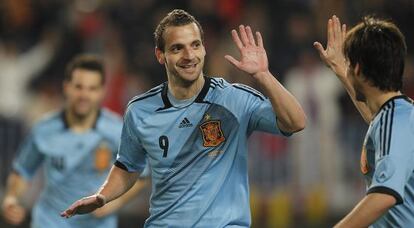 Soldado celebra junto a Silva uno de sus tres goles.