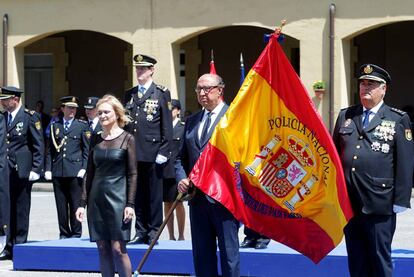 Germán López Iglesias, en el acto de entrega de la bandera de España a la Jefatura Superior de Policía del País Vasco en Basauri.