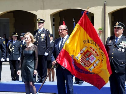 Germán López Iglesias, en el acto de entrega de la bandera de España a la Jefatura Superior de Policía del País Vasco en Basauri.