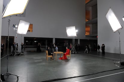 Marina Abramovic (de rojo) durante una 'performance' en el MOMA en marzo de 2010.