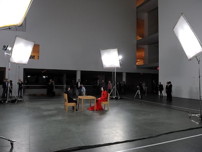 Marina Abramovic (de rojo) durante una 'performance' en el MOMA en marzo de 2010.