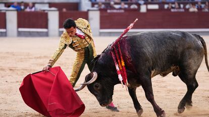 Juan de Castilla, en un muletazo con la mano derecha a su segundo toro.