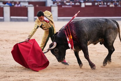 Juan de Castilla, en un muletazo con la mano derecha a su segundo toro.