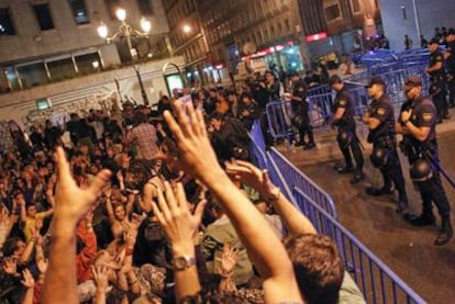 Por segundo día consecutivo, los indignados acudieron al Congreso de los diputados la noche del jueves. Esta vez lo hicieron para protestar por los incidentes de ayer por la mañana en Valencia y solidarizarse con los detenidos. Unos 300 indignados del 15-M acudieron a las Cortes tras la asamblea de las 21.00 en la Puerta del Sol y permanecieron allí hasta aproximadamente las 2.00 sin que se registraran incidentes.