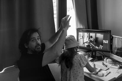 Isaki Lacuesta y su hija Luna siguen una toma desde la habitación.