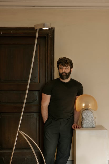 El diseñador Jorge Suárez-Kilzi junto a sus lámparas Cashew (de mesa) y Giraffe. © Alejandro Ramírez Orozco