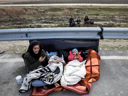 Migrantes sentados en una carretera cerca de la ciudad turca de Ipsala, en la provincia de Edirne, en marzo de 2020.