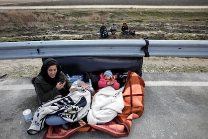 Migrantes sentados en una carretera cerca de la ciudad turca de Ipsala, en la provincia de Edirne, en marzo de 2020.