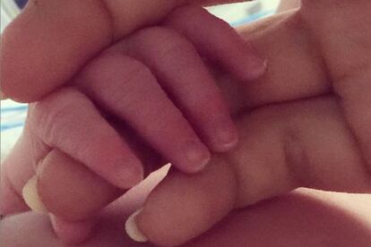 Hilaria Baldwin ha publicado una imagen de la mano de su bebé.