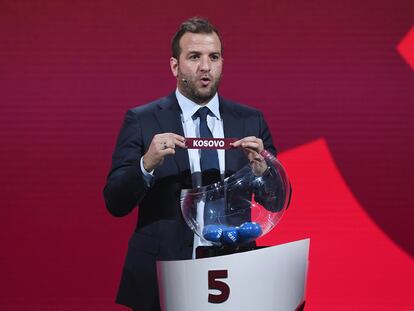 Van der Vaart muestra la papeleta de Kosovo durante el sorteo de la fase de clasificación para el Mundial 2022. / (GETTY)