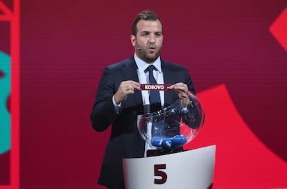 Van der Vaart muestra la papeleta de Kosovo durante el sorteo de la fase de clasificación para el Mundial 2022. / (GETTY)