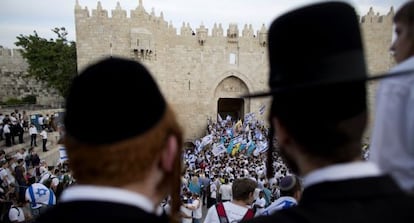 Jueus ultraortodoxos, davant una marxa nacionalista a Jerusalem.