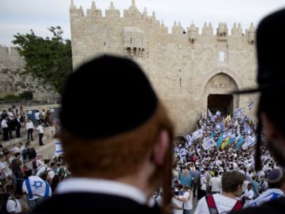 Jueus ultraortodoxos, davant una marxa nacionalista a Jerusalem.