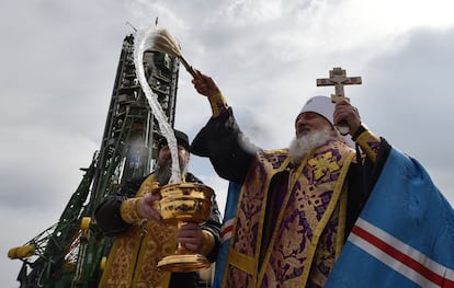 Un sacerdote ortodoxo ruso realiza una bendición frente a la nave espacial Soyuz MS-08 instalada en la plataforma de lanzamiento del cosmódromo de Baikonur alquilado en Rusia, en Kazajistán.