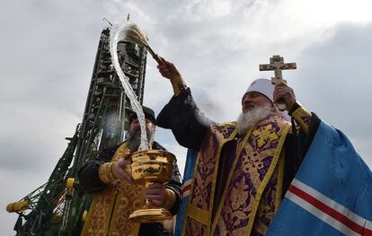 Un sacerdote ortodoxo ruso realiza una bendición frente a la nave espacial Soyuz MS-08 instalada en la plataforma de lanzamiento del cosmódromo de Baikonur alquilado en Rusia, en Kazajistán.