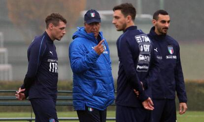 Gian Piero Ventura charla con sus jugadores en el &uacute;ltimo entrenamiento de Italia. 