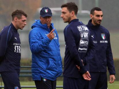 Gian Piero Ventura charla con sus jugadores en el último entrenamiento de Italia.