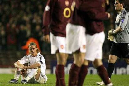 Guti, desolado tras la eliminación del Madrid en Highbury.
