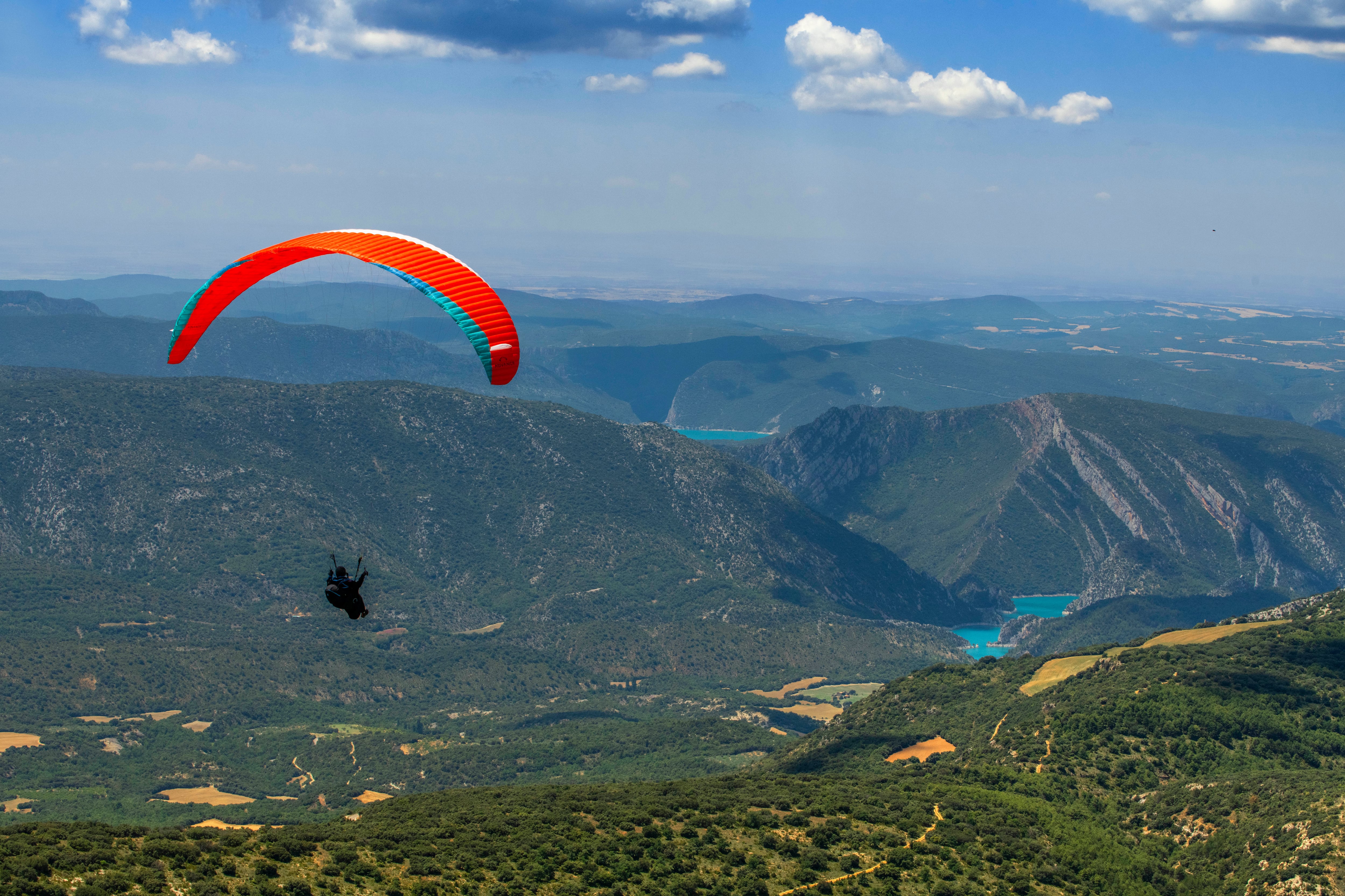 Una imagen de un hombre practicando parapente en Mont-Rebei, en Lleida.