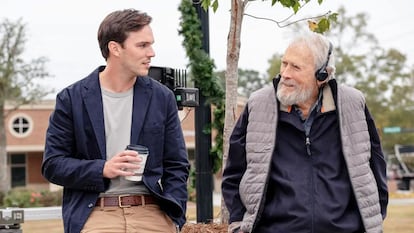 El actor Nicholas Hoult y el director Clint Eastwood, durante el rodaje de 'Juror #2'.